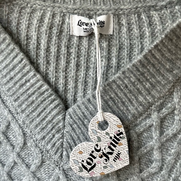 Cable Knit V-neck Pullover - Picture 8 of 9